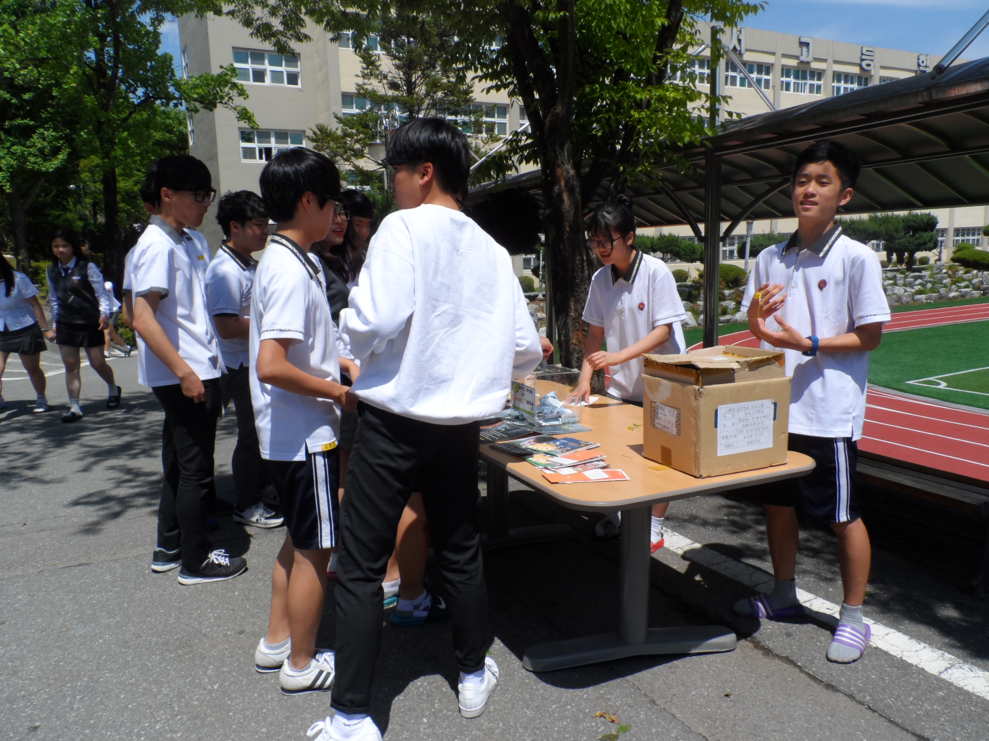 ���ɽð� �Ĵ� �տ��� �̷������ Ȱ�� ���  ^  ^